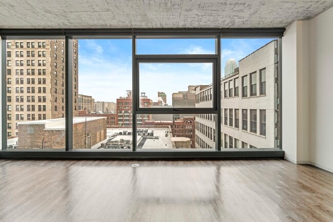 Building Photo - 718 S Clark St