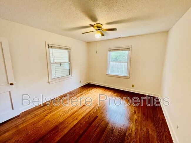 Building Photo - 2718 Robin Hood Dr