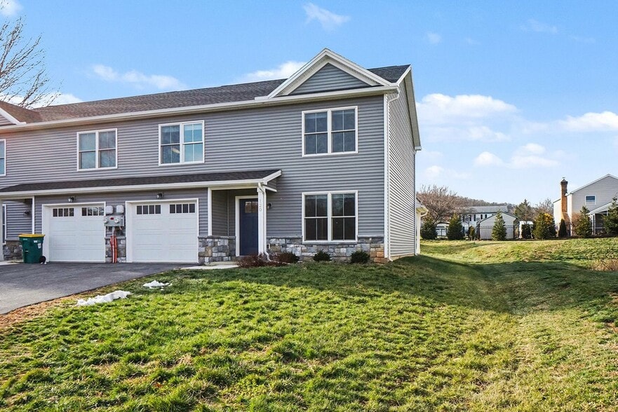 Building Photo - 120 Hart Ln