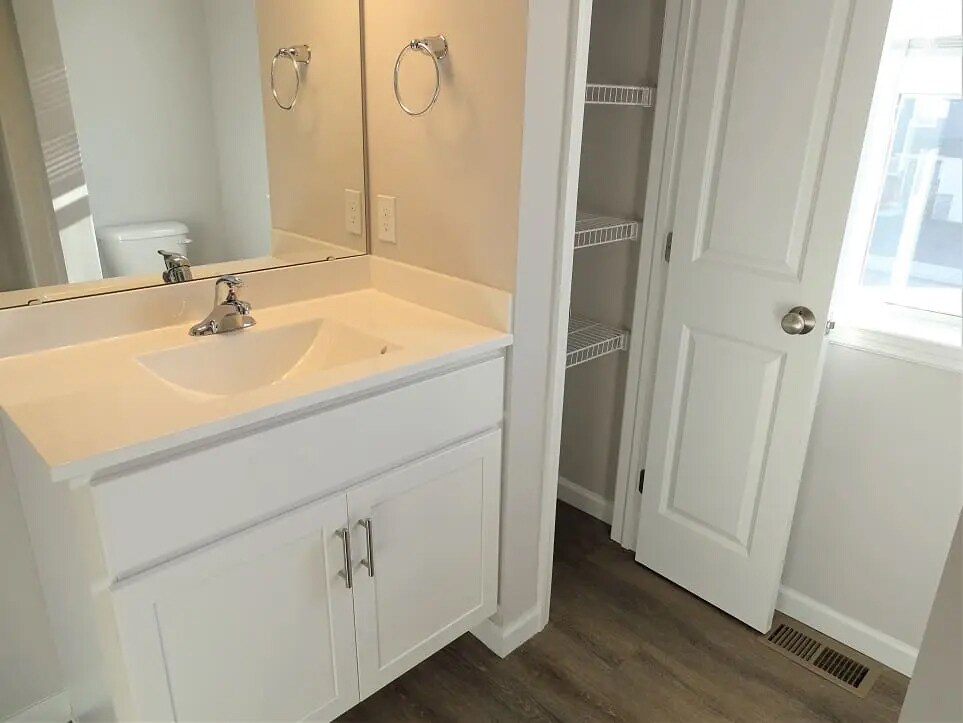 Building Photo - 10 Cobblestone Ct