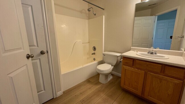 Building Photo - 3 bedroom 2 bath!! Available Now!!