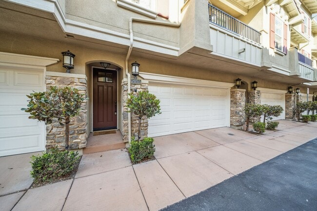 Building Photo - Charming 2-Bed / 2.5-Bath Townhouse in the...
