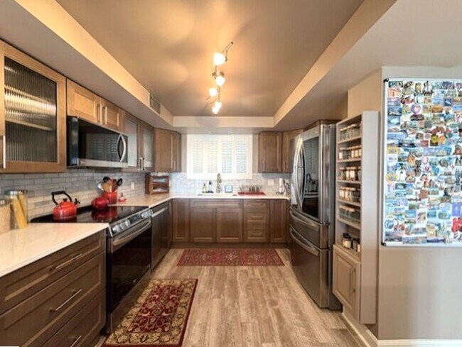 Building Photo - Stunning Penthouse with Amazing Views!
