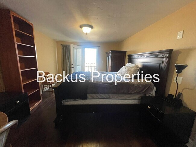 Building Photo - Wonderful partially furnished upper Seaside unit