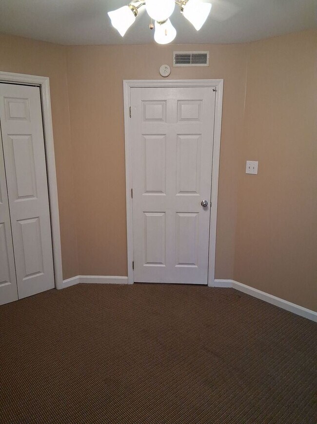 Building Photo - Laurel Villas: 3 BED/ 2 BA Available for Fall 2026!