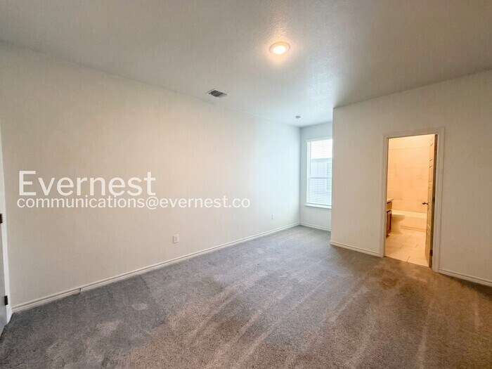 Building Photo - 706 Freedom Cir