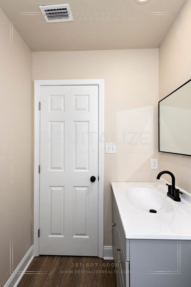 Building Photo - 1704 McGill Ave