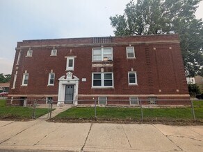 Building Photo - 1020 W 68th St