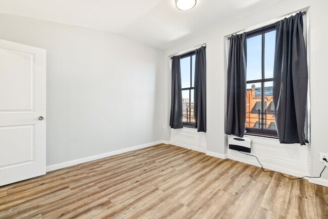 Building Photo - 2018 E Carson St