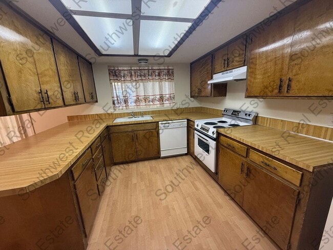 Building Photo - Spacious 2-bedroom 2 baths on the golf course!