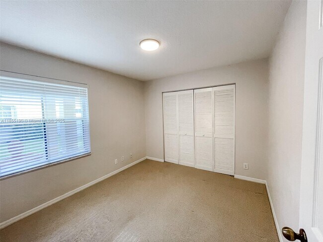 Building Photo - 686 Maplewood Ct