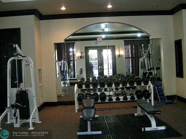 Building Photo - 8010 N Nob Hill Rd