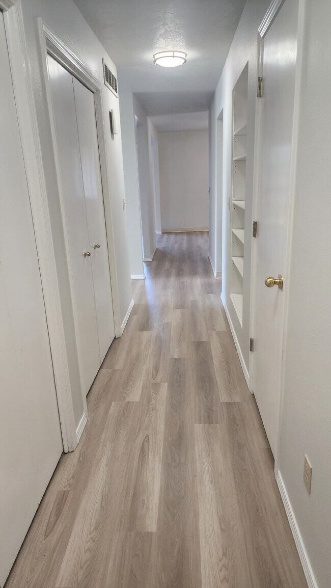 Building Photo - 3 bed, 2 bath - Spacious upstairs duplex o...