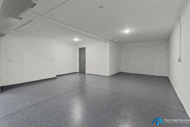 Building Photo - 3005 La Paz Dr