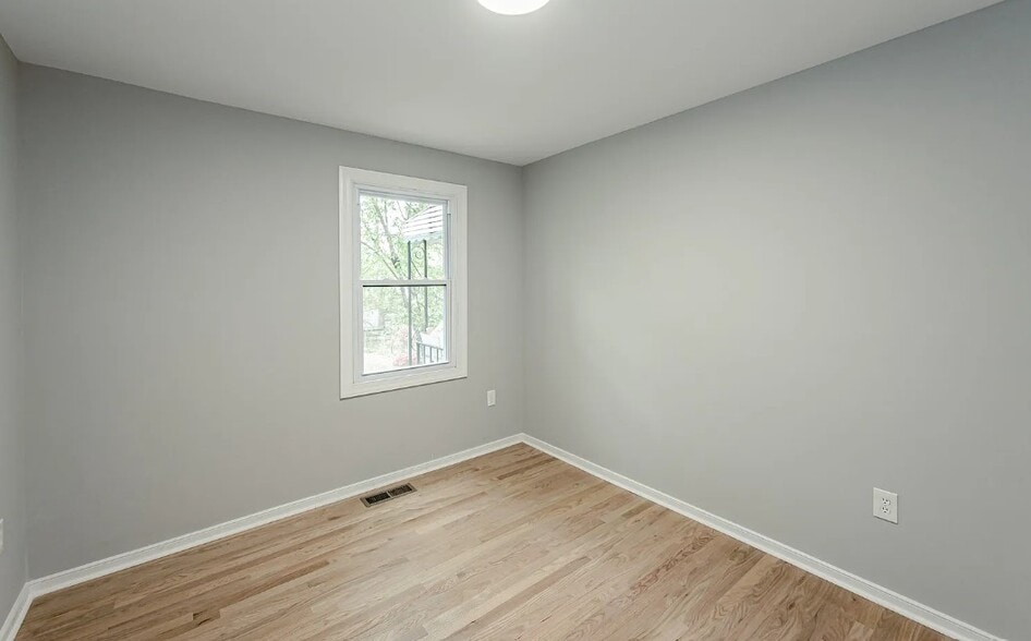 Building Photo - 1404 Landis Dr