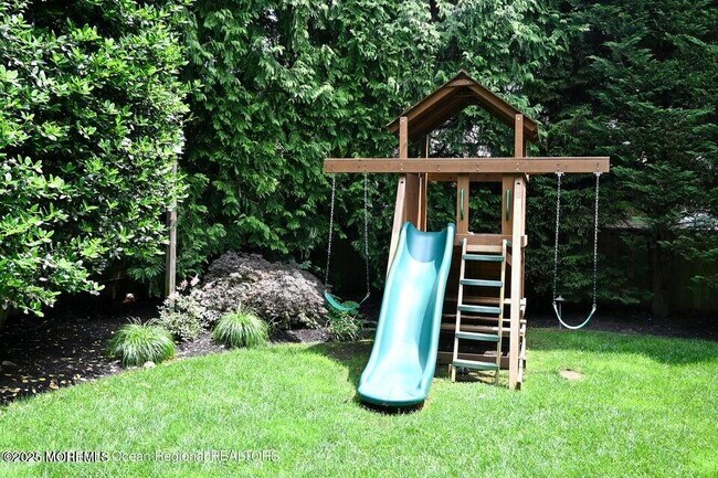 Building Photo - 11 Red Oak Dr