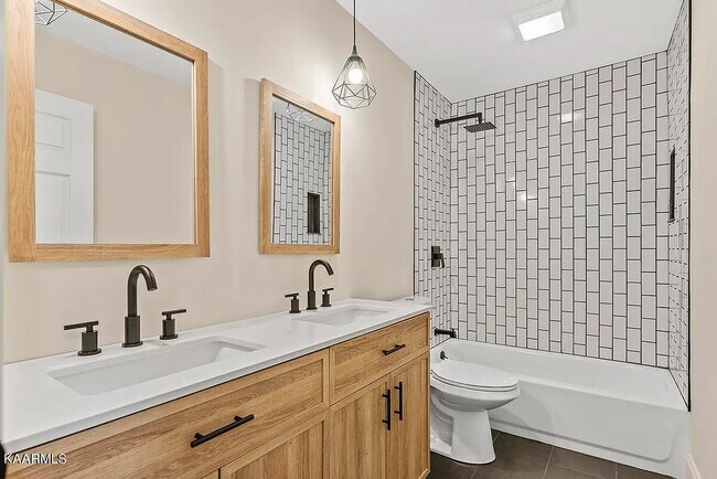 Building Photo - 1140 Park Hill Cir