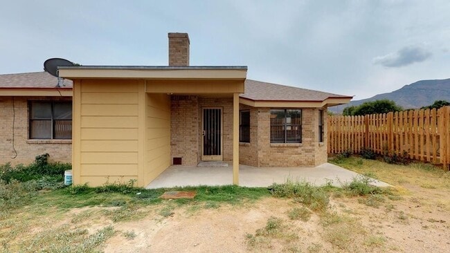 Building Photo - Northeast El Paso 5bed Refrig A/C house in...