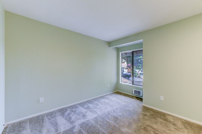Building Photo - Renovated Townhome