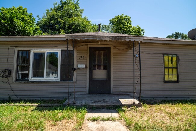 Building Photo - 528 E Lake St