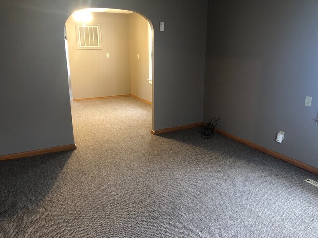 Building Photo - 2 Bedroom with Garage