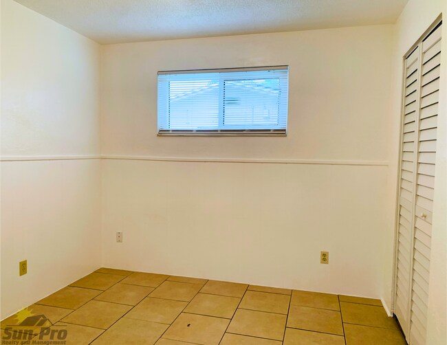 Building Photo - 1505 Edgewater Rd