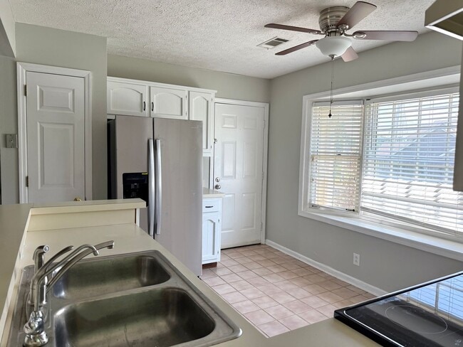 Building Photo - **** HALF OFF 1ST MONTH OF RENT IF YOU PAY...