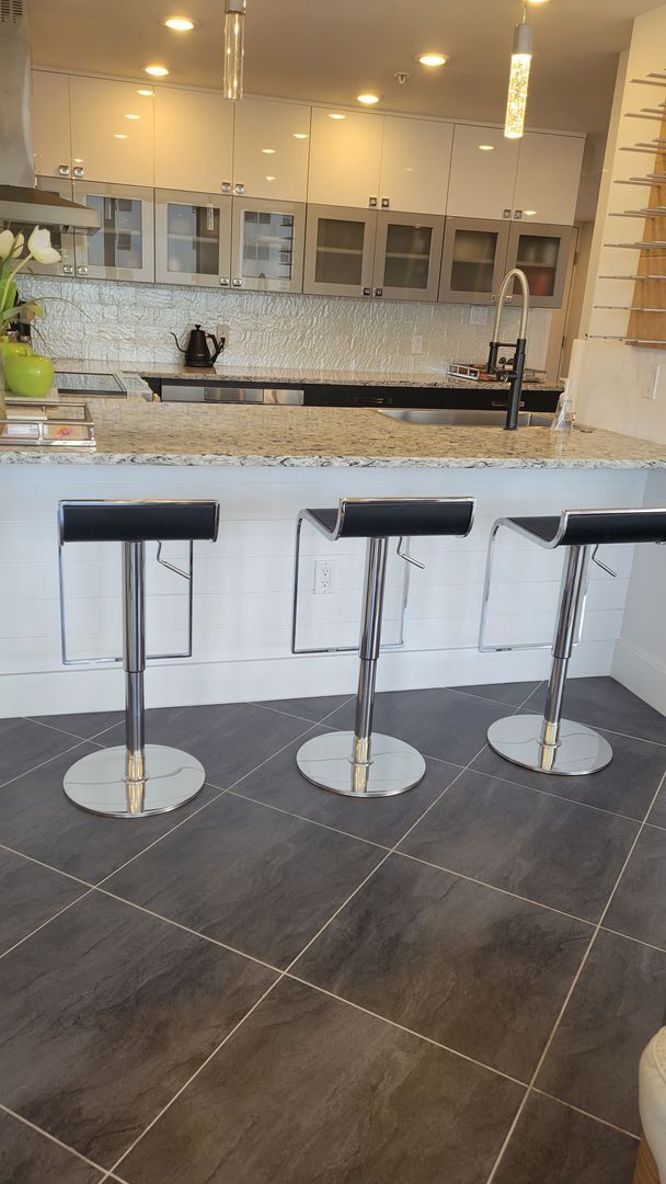 Building Photo - Beautifully renovated 2/2 condo downtown Sarasota with view of Bay!