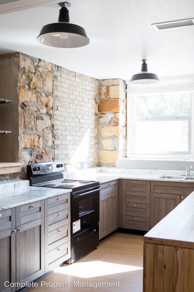 Building Photo - 925 Dilger Ave