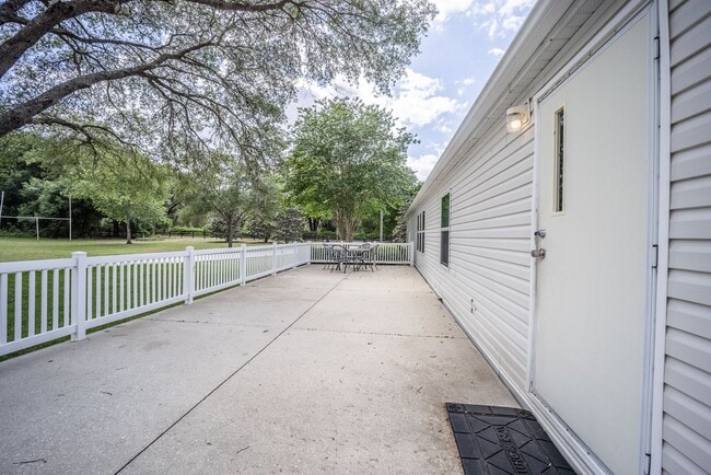 Building Photo - 3BR/2BA Mobile Home with 2 Acres in Weirsdale