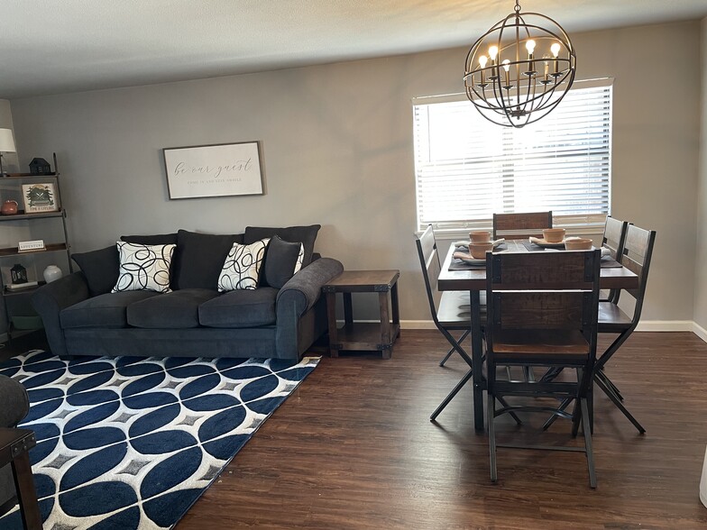 Living and Dining - 2300 Oakwood Ave