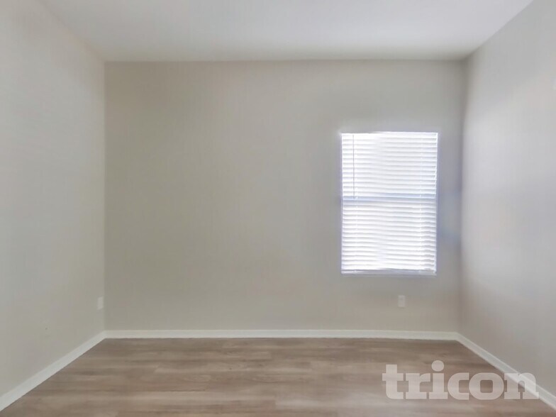 Building Photo - 15441 W Cameron Dr