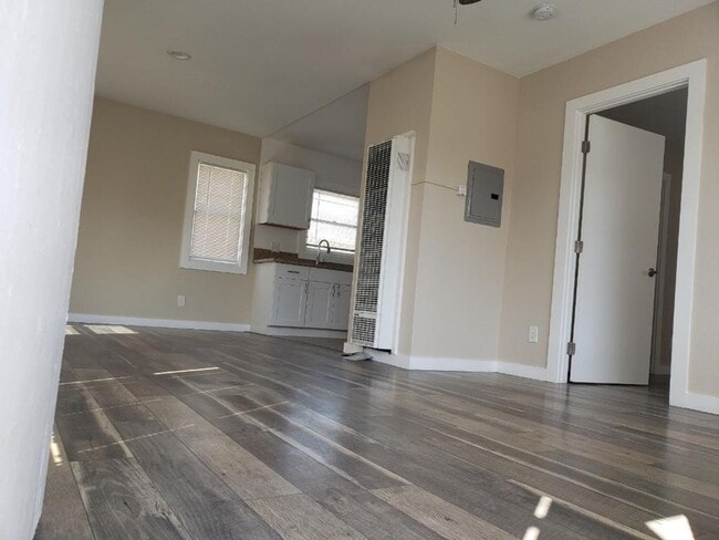 Building Photo - 219 W 7th St