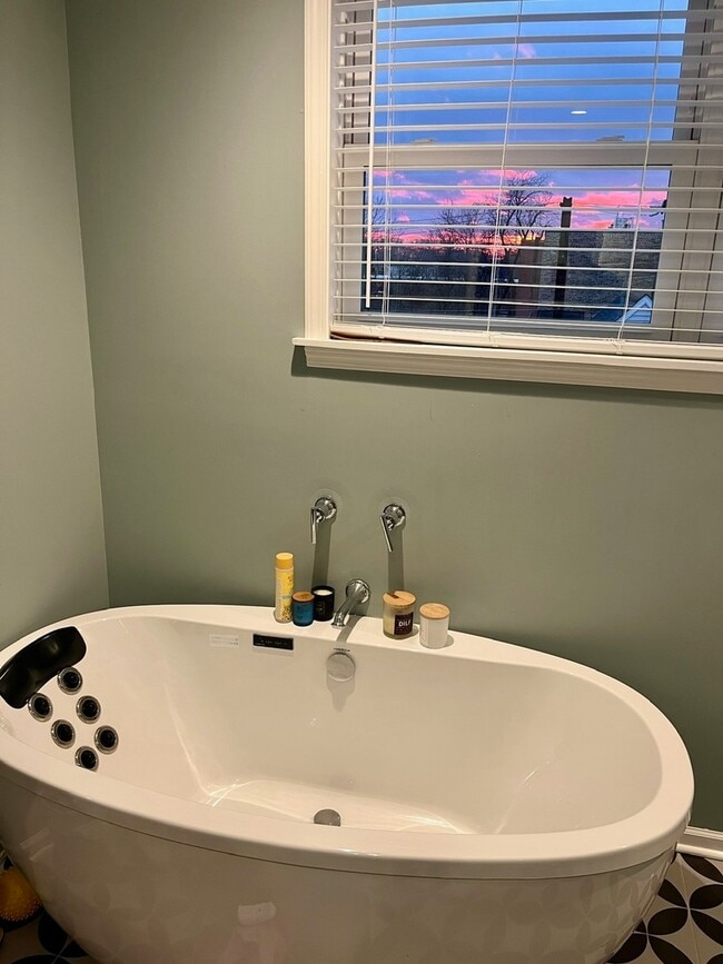 Building Photo - 3700 N Hermitage Ave