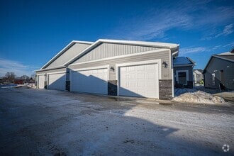 Building Photo - One-Level Carefree Living in a quiet and i...
