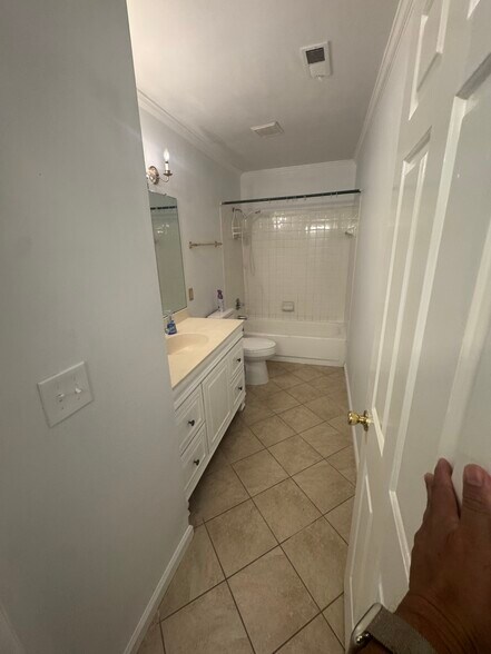 Building Photo - 3331 Coachmans Way