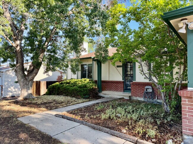 Building Photo - Spacious 4 bedroom, 3 bathroom home in the heart of Aurora is ready for immediate move in! Conven...