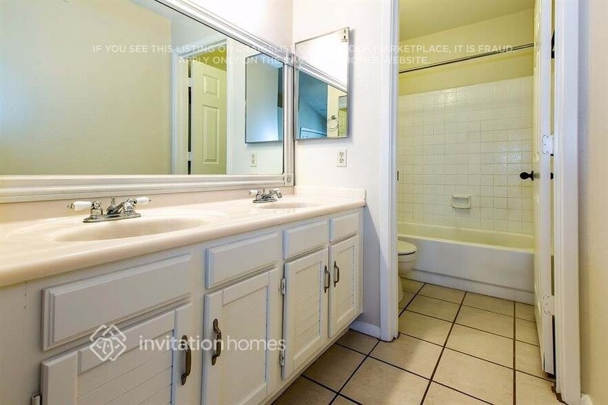 Building Photo - 128 W Indigo St