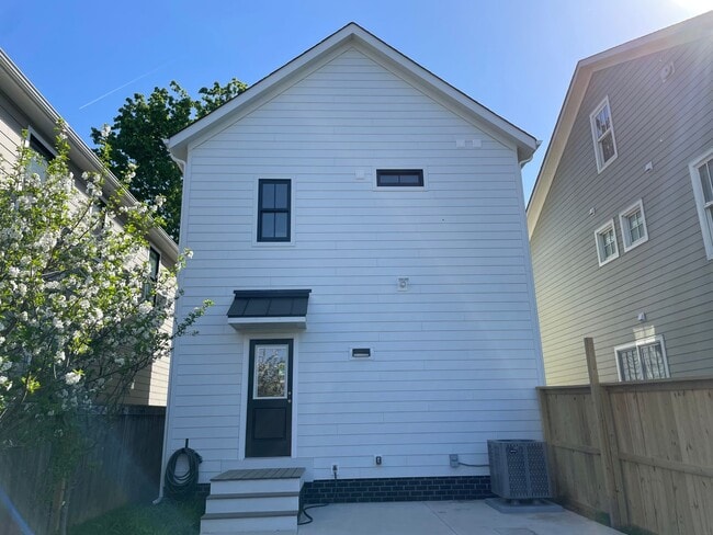 Building Photo - 510 W 19th St