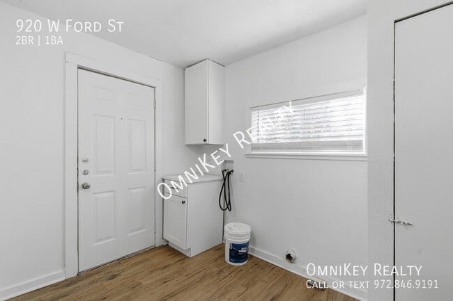 Building Photo - 920 W Ford St