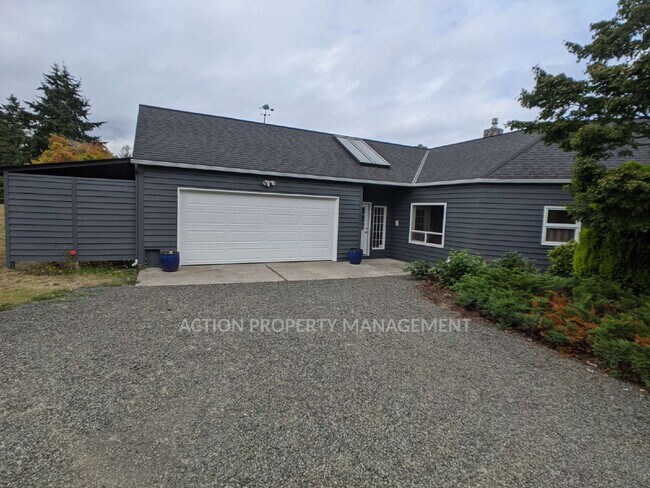 Building Photo - 3 bed 3 bath on 4.8 acres w/ beautiful water view