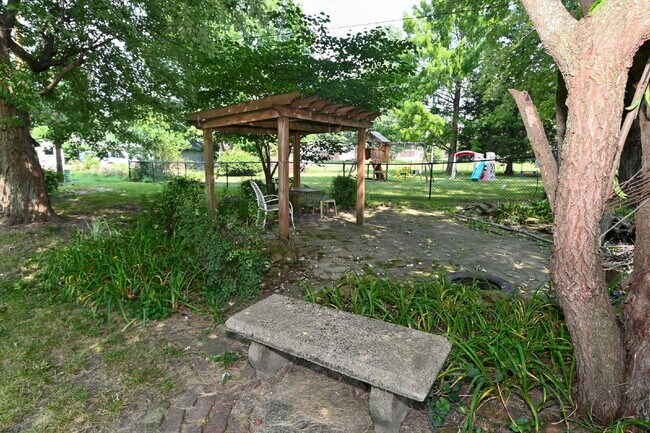 Building Photo - Charming 3-Bedroom Retreat with 2 Full Baths on South Meridian Street – 1516 Sq Ft of Comfort in ...