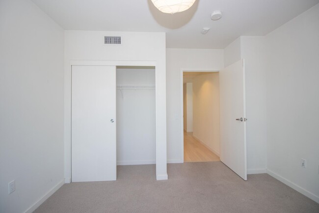 Building Photo - Luxurious 2BD/2BTH w/ Parking and Amazing ...