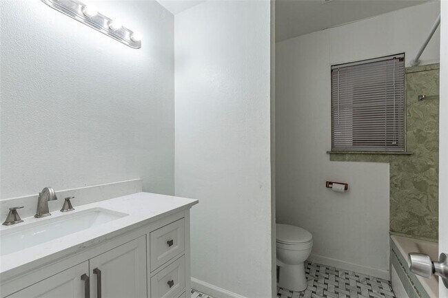 Building Photo - 2720 Blueberry Ln