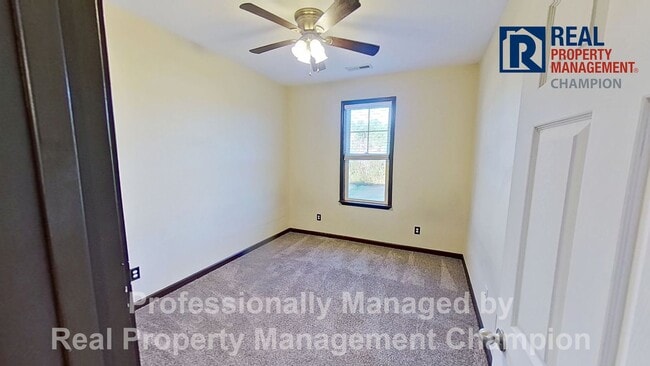 Building Photo - Beautiful Two Story Townhome with Lots of Storage!!