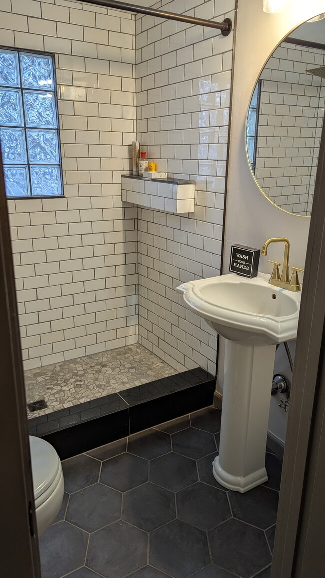 Building Photo - 385 E 2nd S St