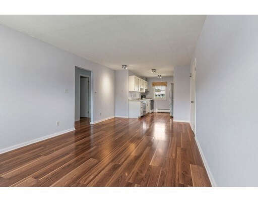 Building Photo - 549 Russell Rd