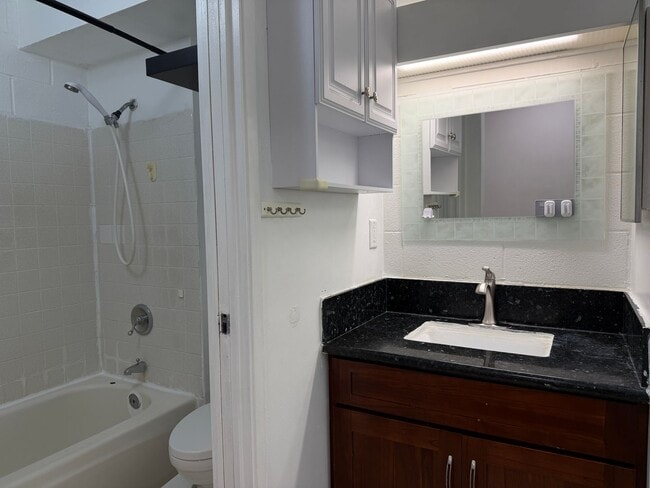 Building Photo - Kapalama: 1 Bed, 1 Bath Apartment with Den and 1 Parking