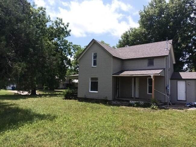 Primary Photo - 744 E Walnut St