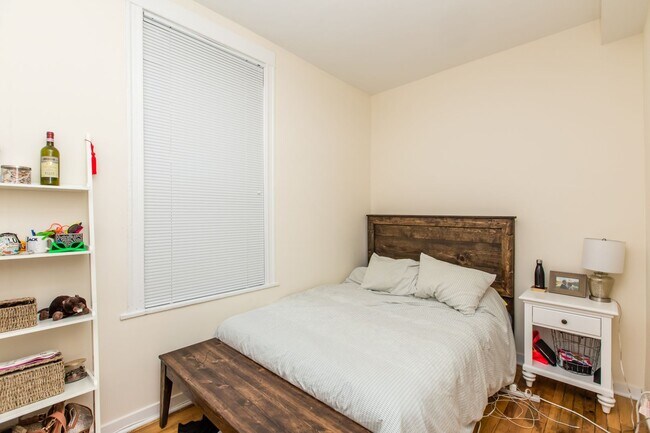 Building Photo - 2Bed/1Bath in Wicker Park with beautiful k...